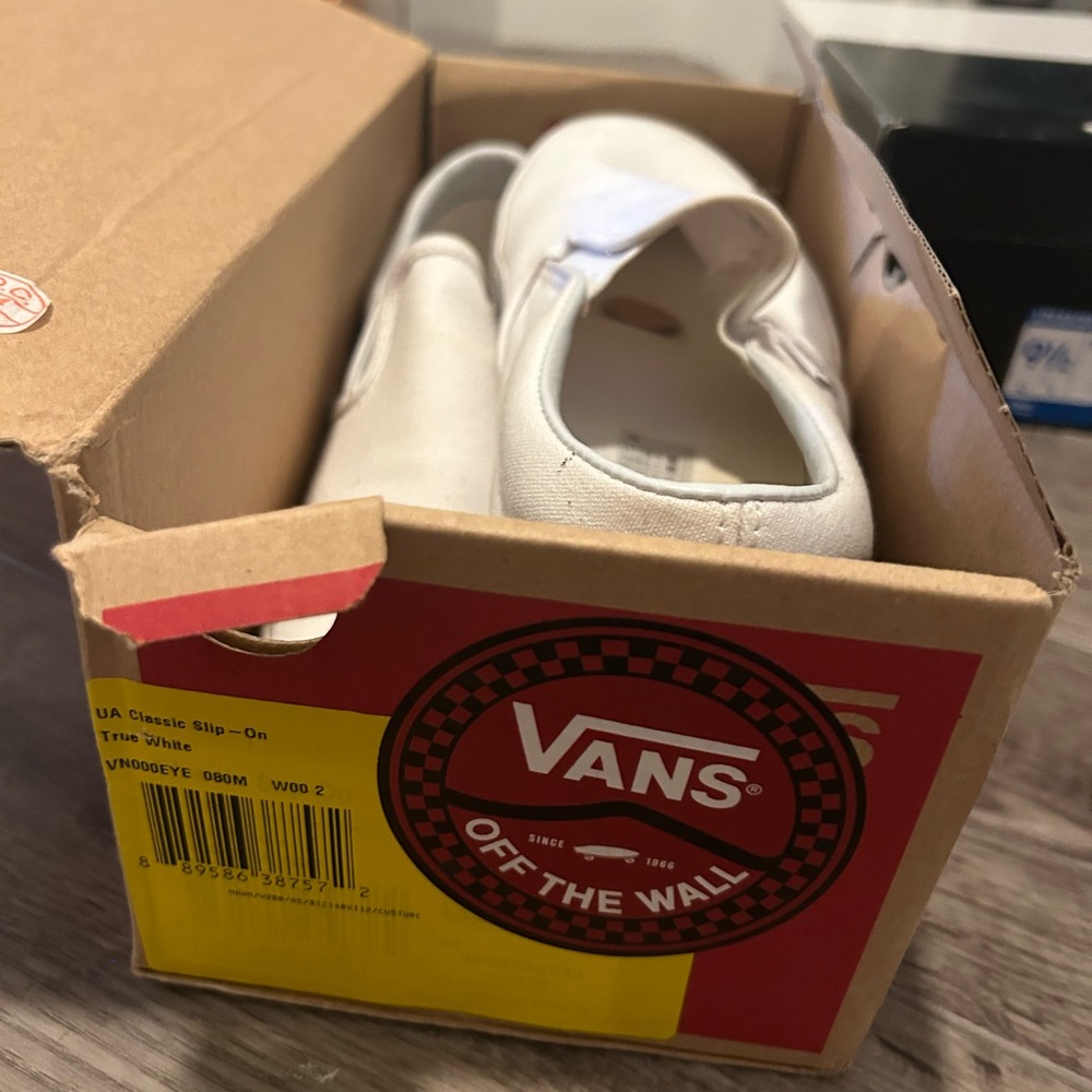Vans mens Classic Slip-On Shoes - White